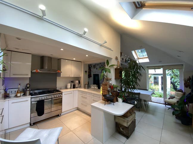 Beautiful attic room with ensuite, central Henley Main Photo