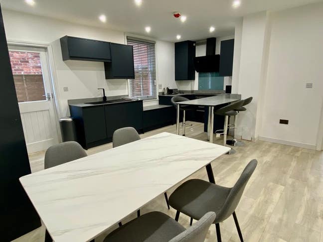 Reading Largest Suite! - Exclusive Ensuite in RG1 Main Photo