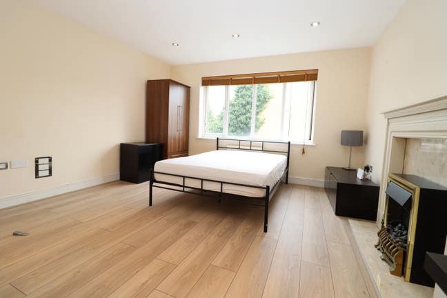 🏡 4 Rooms Available in the Same House – Deptford  Main Photo