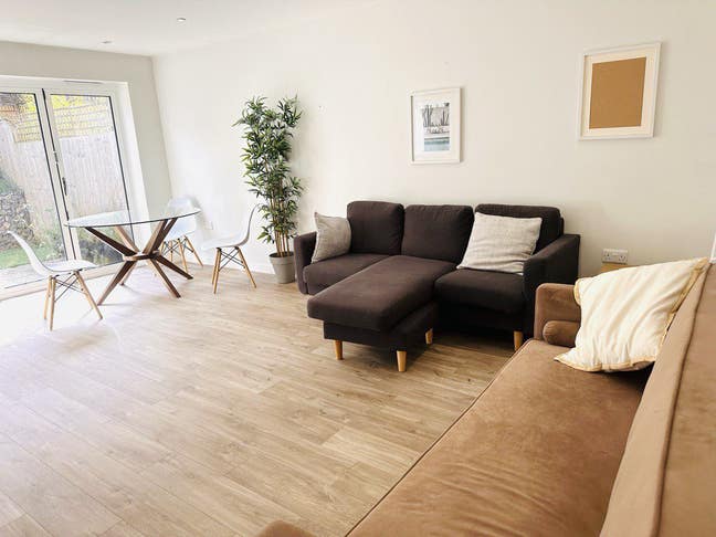 Bright | Whole 4x Double Bedoom House | Bristol Main Photo