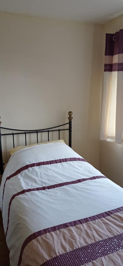 Large Double Room - Walking Distance to Train  Main Photo