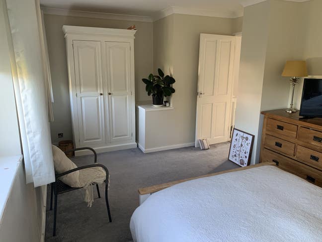    Large   double   room   for   one;  female only Main Photo