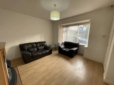 A Double & single room with excellent links Main Photo