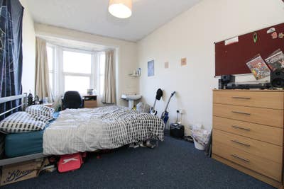 Large Double Room Available in Shirley Main Photo