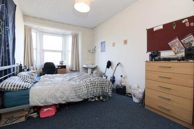 Large Double Room Available in Shirley Main Photo