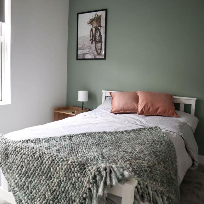 Large en-suite room in newly renovated property  Main Photo