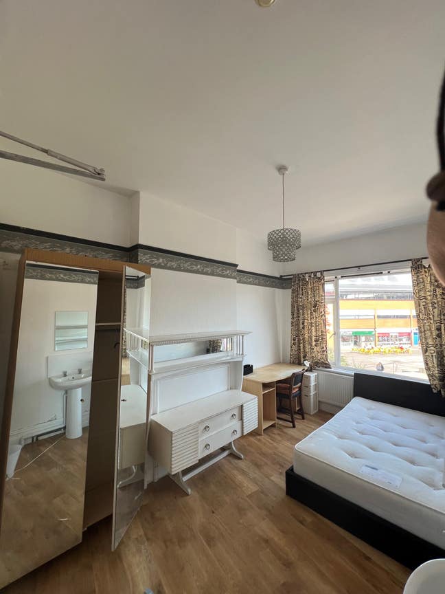 Double room in professional flat share Main Photo