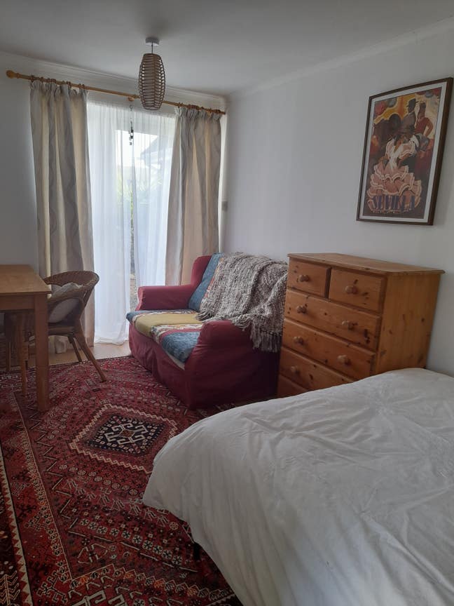 Sunny double ensuite room with courtyard outlook Main Photo