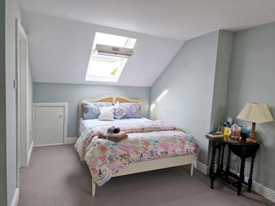 V Large Bright Super Central Ensuite -  Zone 1/2  Main Photo