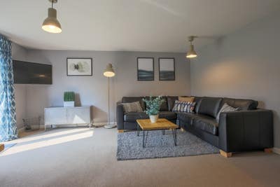Stylish, Spacious House-Share Near Pride Park 🏡✨ Main Photo