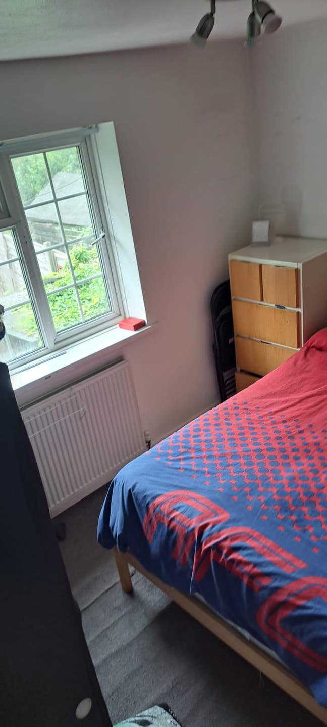 Double bed room to share Main Photo