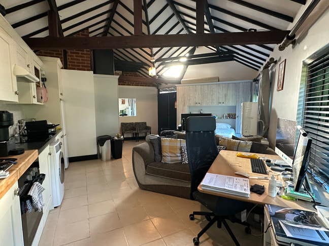 Studio Bungalow , the Garth RH7  Main Photo