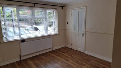 Very clean furnished double room with  ensuite  Main Photo