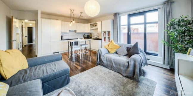 Individual flats short walk to Station & Uni. Main Photo