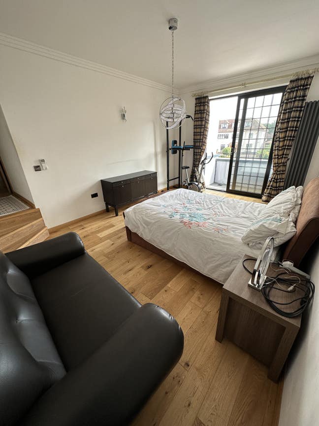 Double room W/ ensuite, balcony, cupboard + AC Main Photo