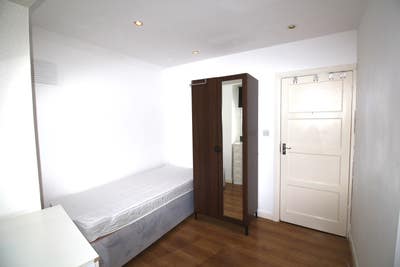 Single Room  with balcony. W6 9BX Main Photo