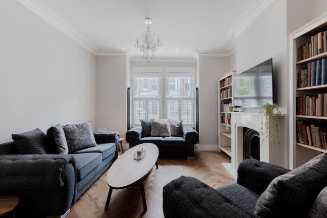 Furnished  Double Master Bedroom in Shepherds Bush Main Photo