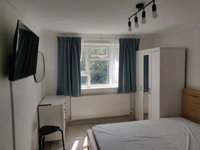 Spacious room available in Bromley Main Photo