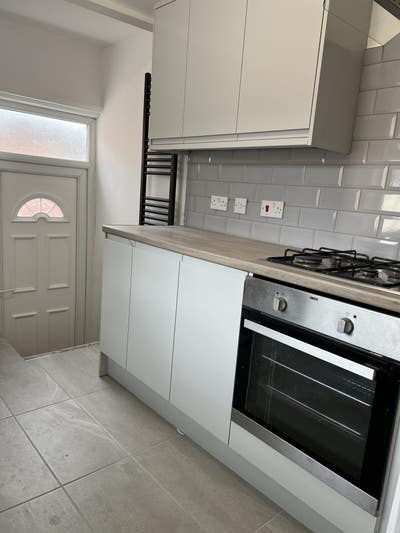 3 Bedroom flat - Close to West Road Main Photo