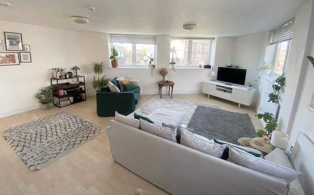 Double bedroom with separate office/studio space.  Main Photo
