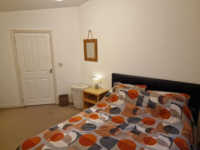 Large Double Room with En Suite Main Photo