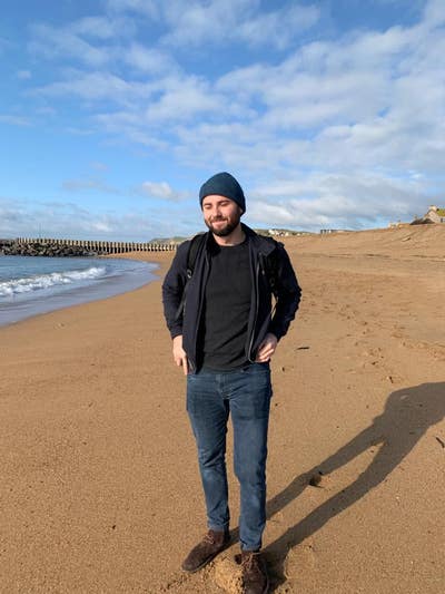 35 y/o looking for double room Main Photo