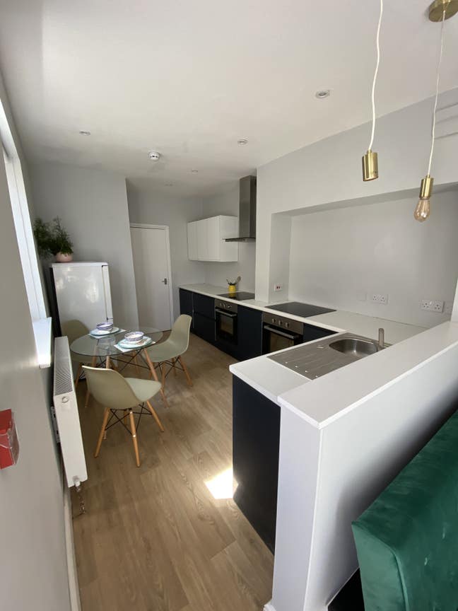 Ava. Now - double en-suite rooms with en-suite  Main Photo