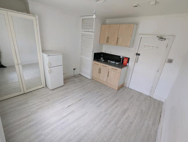 Room near town center Main Photo