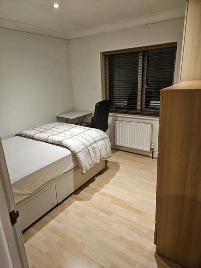 1 Room in a 4 Bedroom Sami Detached house  Main Photo