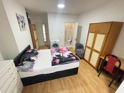 Very nice self contained en-suite studio for rent. Main Photo