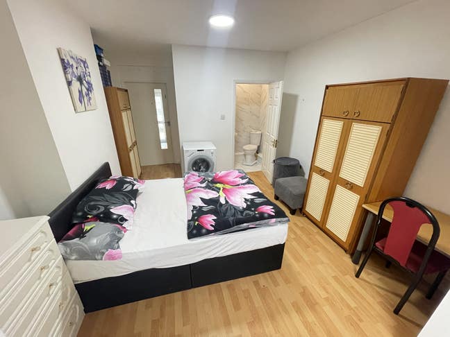 Very nice self contained en-suite studio for rent. Main Photo