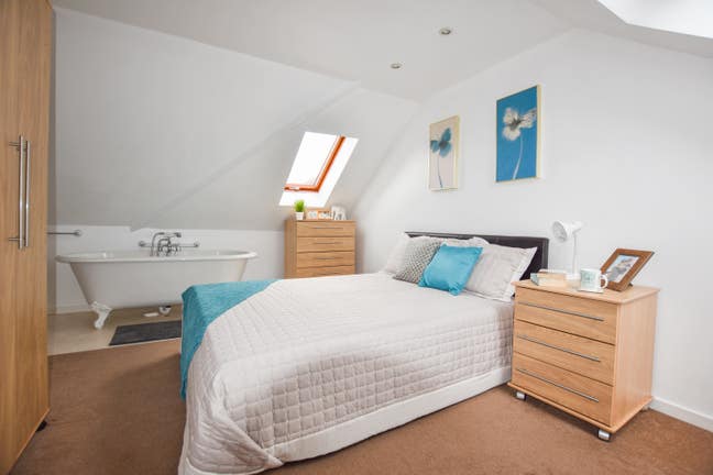 Room with own toilet, sink and bath available Main Photo