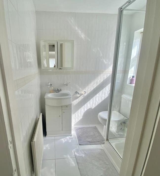 Large Double Room with Private En-Suite Main Photo