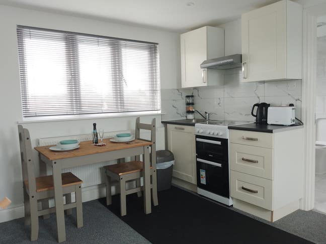 Self contained studio with kitchenette Borehamwood Main Photo