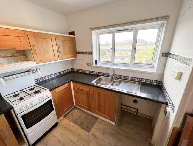 Spacious three bed apartment in a superb location Main Photo