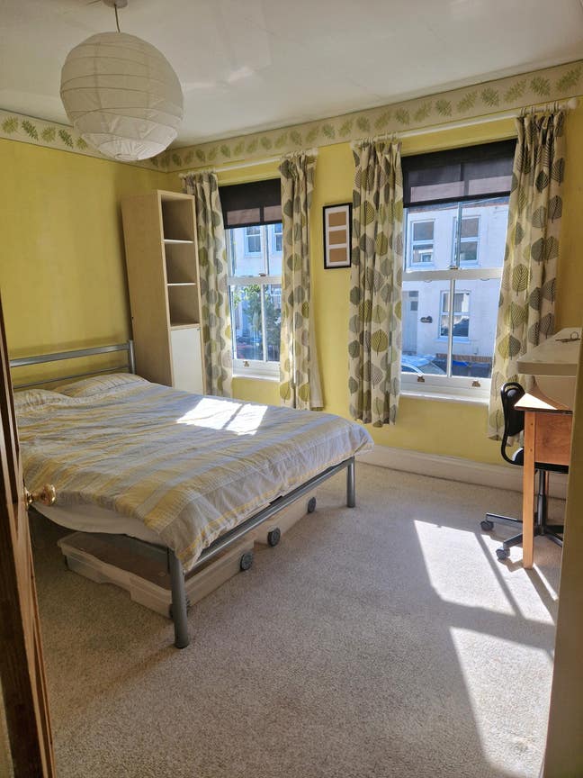 Sunny double in quiet, tidy 3 bedroom share :)  Main Photo