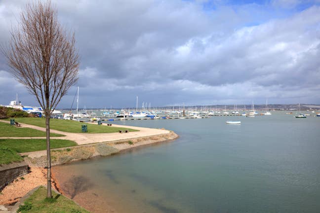 Double room to let in quiet area next to the sea. Main Photo