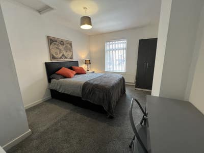 6 Bedroom Opposite Sainsbury Stoke Main Photo