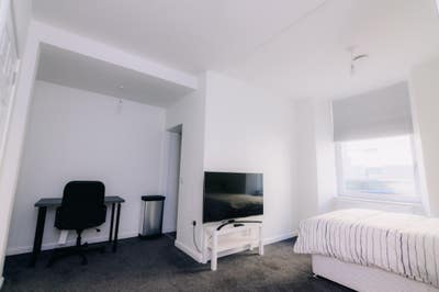 Studio * Own Kitchenette * Own Toilet Main Photo
