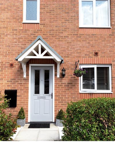 3 bedroom mid-terrace Main Photo