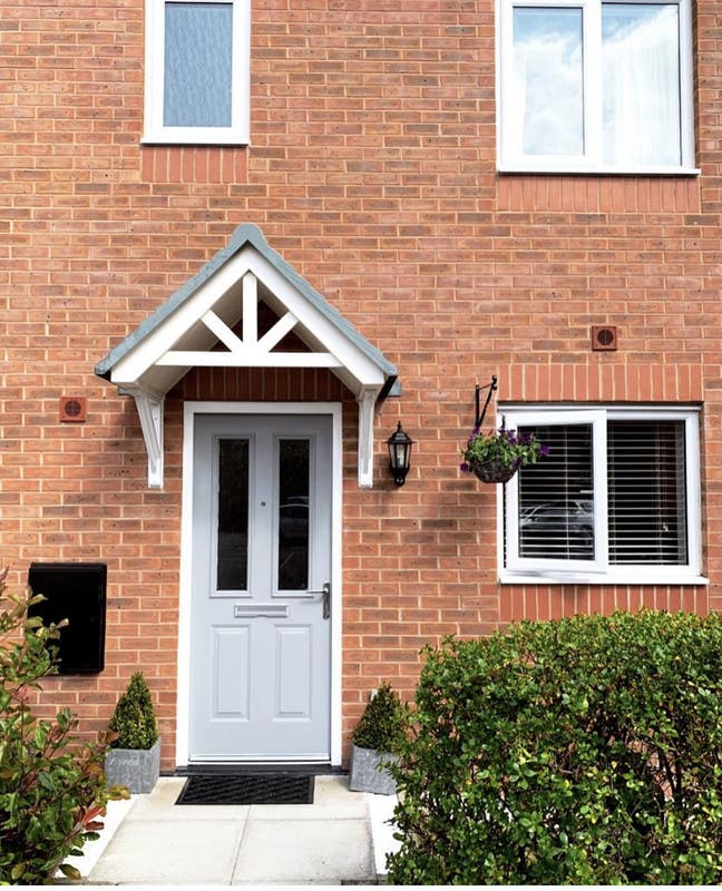 3 bedroom mid-terrace Main Photo