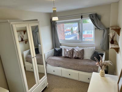 Location, Location!!- Quick Access to Uni/Hosp Main Photo