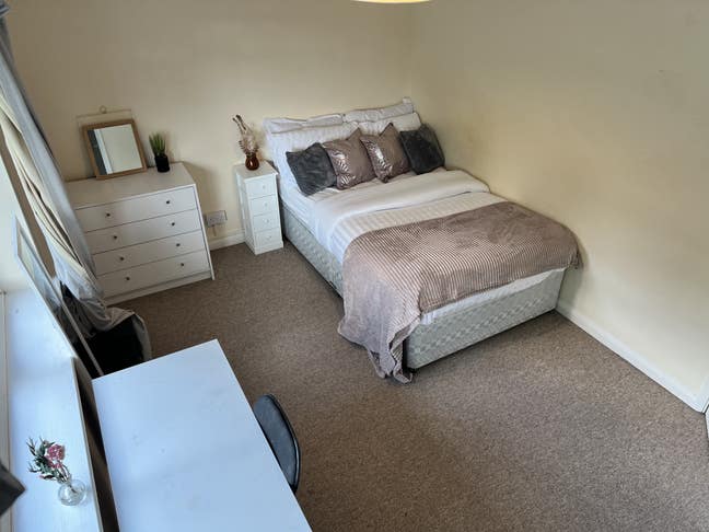 Location, Location!!- Quick Access to Uni/Hosp Main Photo