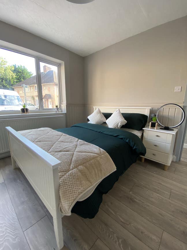 Double room to rent in camberley surrey Main Photo