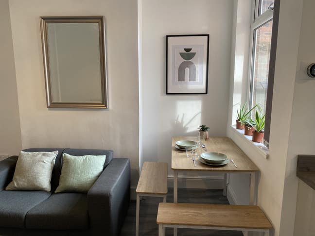 Modern 4-Bed • Bills, WiFi & Cleaners Incl. Main Photo