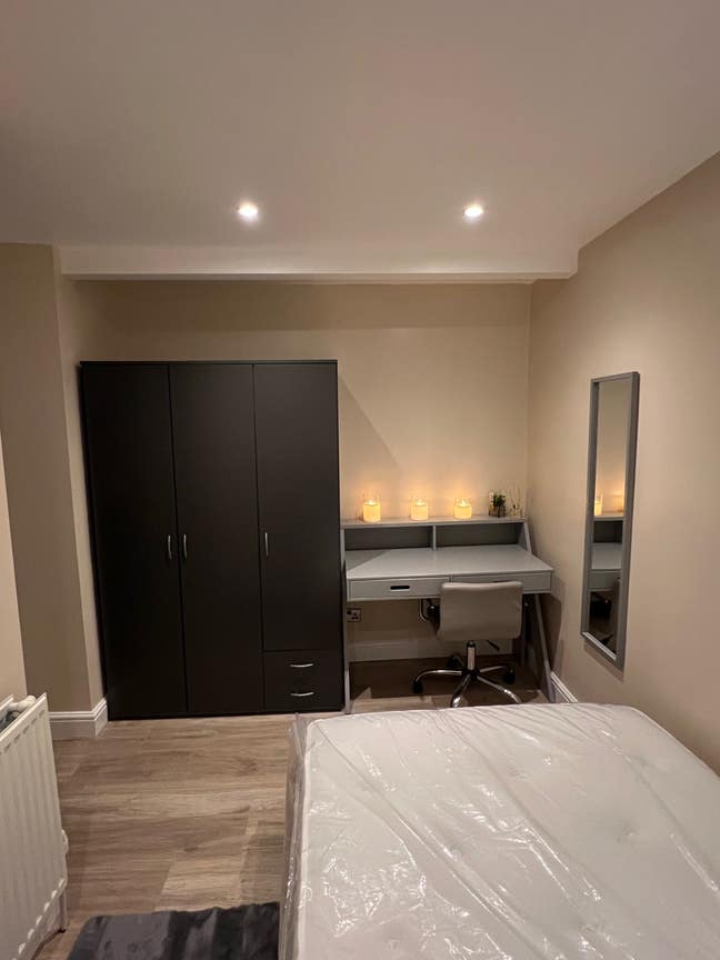 Small Double Room close to station and shops Main Photo