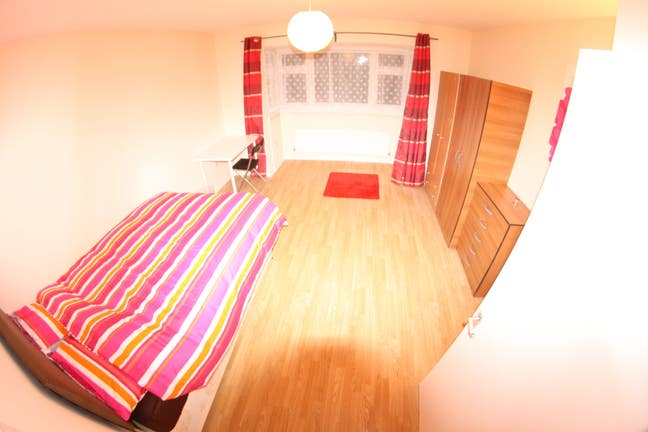 Spacious Double Room in Custom House - E16  Main Photo