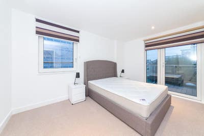 Master ensuite bedroom with 24h gym and concierge Main Photo