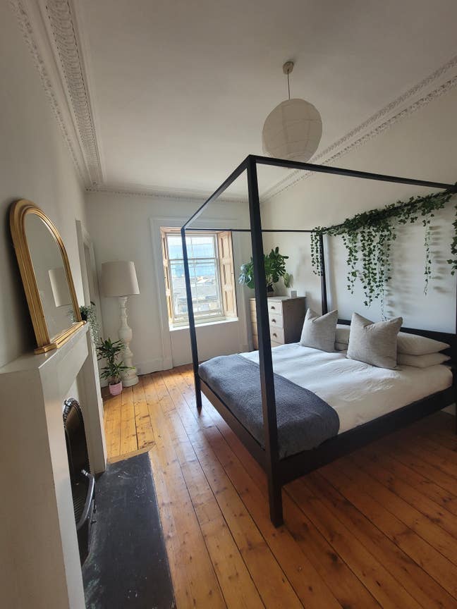 Double room in lovely West End flat  Main Photo