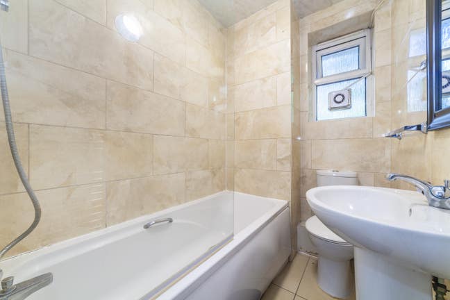 Price Drop/Double/Living Room/2 Bathrooms Main Photo